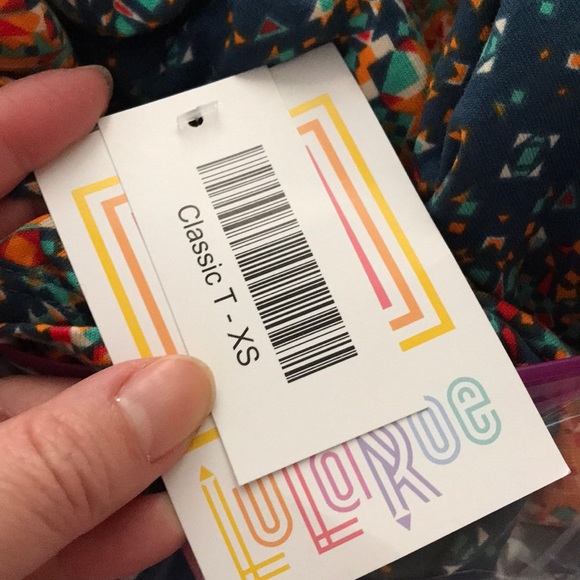 NWT pretty Lularoe classic tee! - Picture 3 of 3